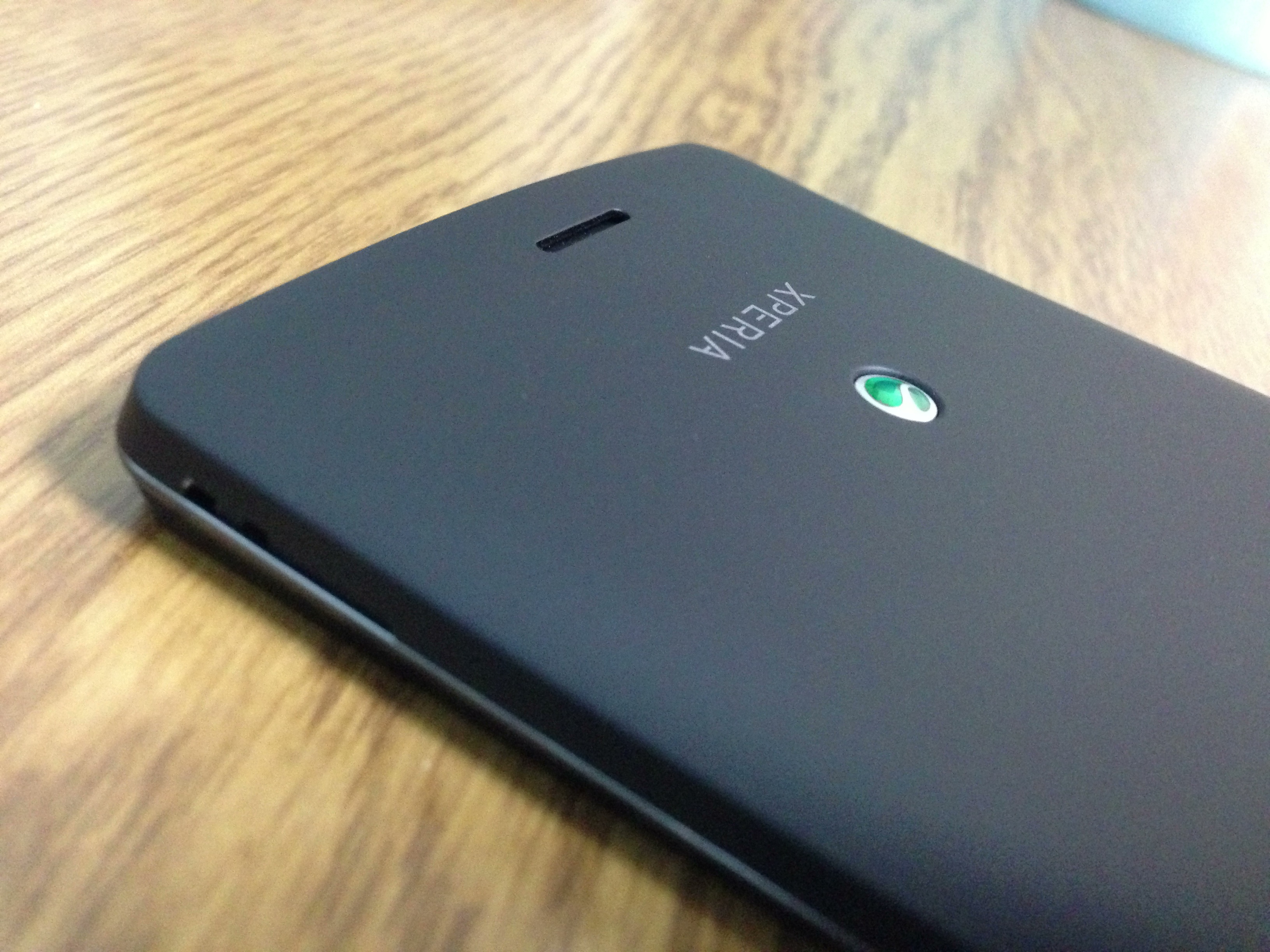 Xperia GX リアカバーの外し方