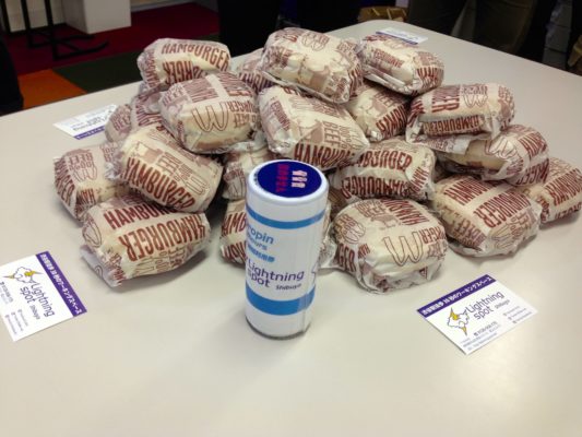 山積みのハンバーガー