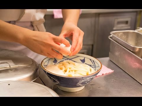 丸亀製麺『牛とろ玉うどん』調理の様子