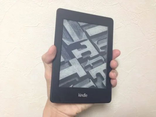 持ち歩きにはこれ！Kindle Paperwhite用純正レザーカバーで得
