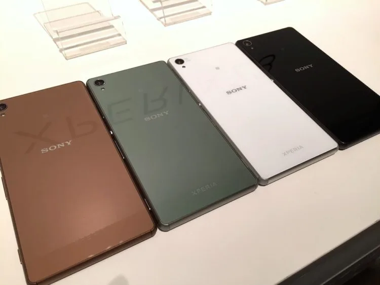 キャリアロゴや型番の表記はなし Softbank版xperia Z3はグローバル版とまったく同じ外観 Time To Live Forever