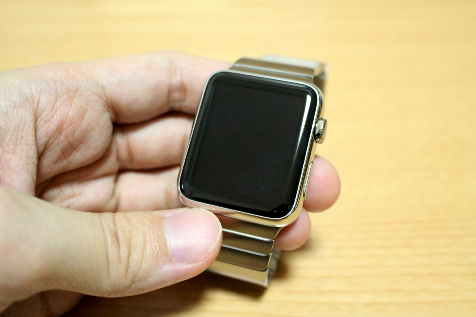Apple Watchが届いたのでさっそく装着してみたら自分の腕の細さに笑っ 