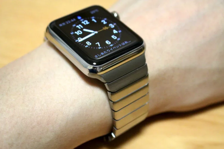 Apple Watchが届いたのでさっそく装着してみたら自分の腕の細さに笑っ 