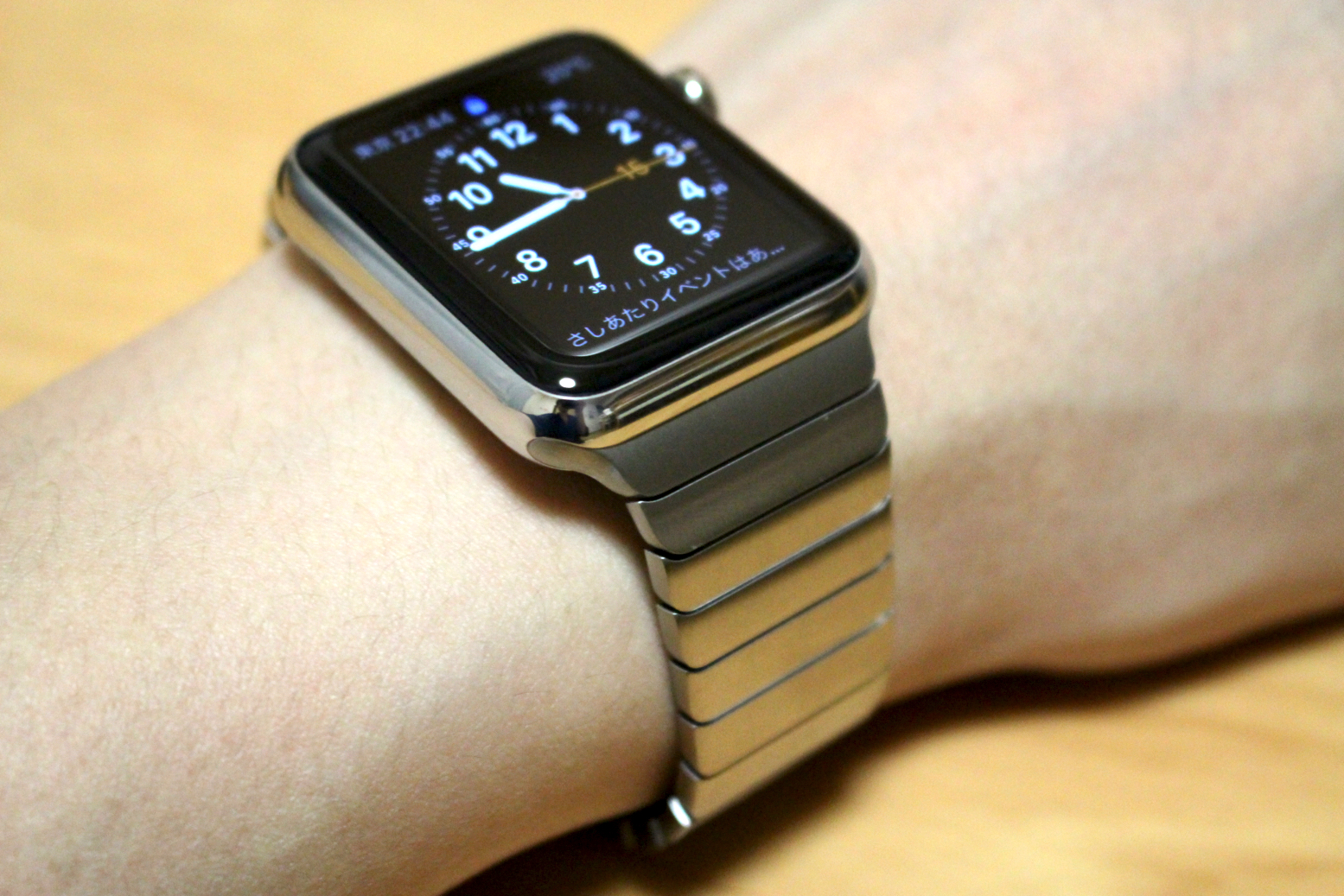 Apple Watchが届いたのでさっそく装着してみたら自分の腕の細さに笑っ ...